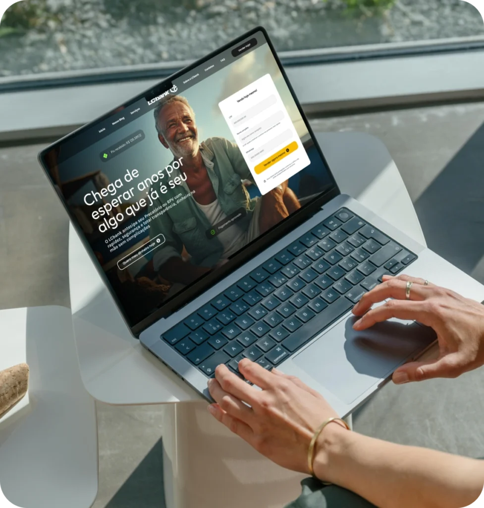 Laptop aberto exibindo site LCbank com homem sorrindo